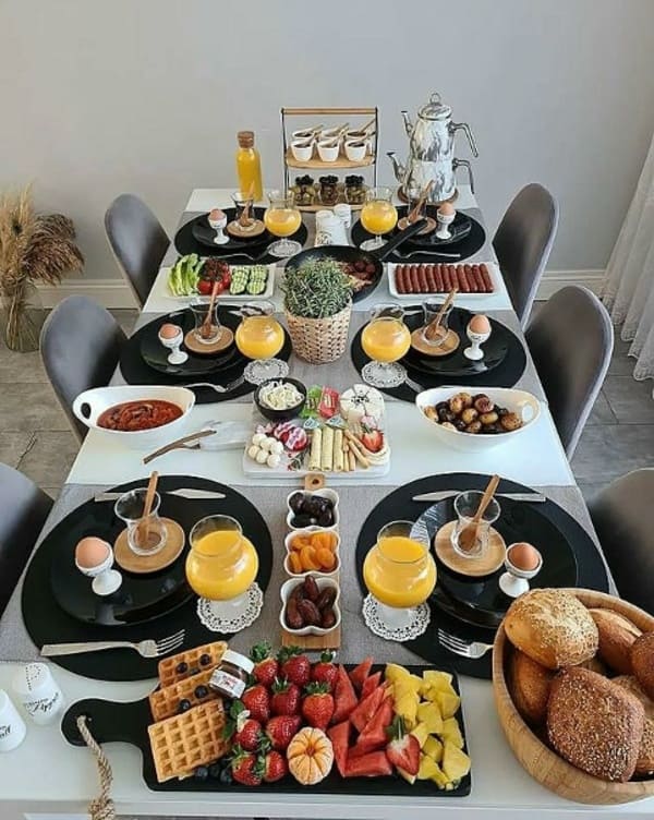 Cocina casera con ingredientes en una encimera
